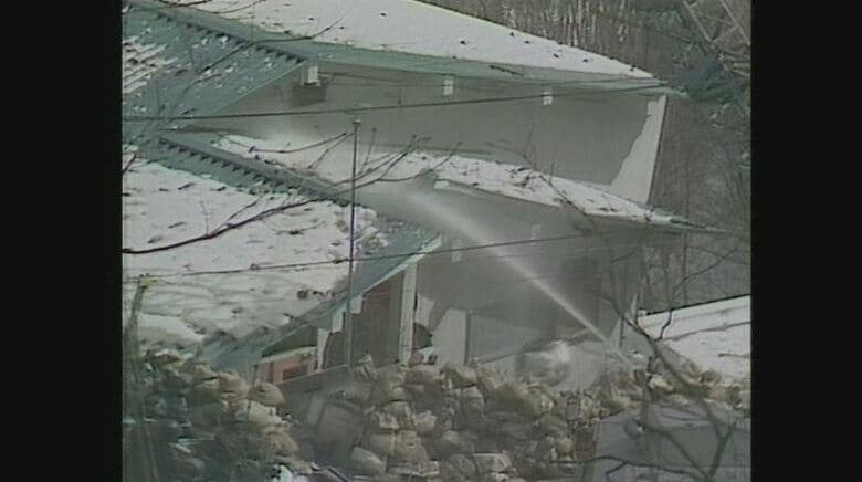 「あさま山荘事件」殉職した2人の警察官の慰霊式　事件から54年「風化させないように」｜FNNプライムオンライン