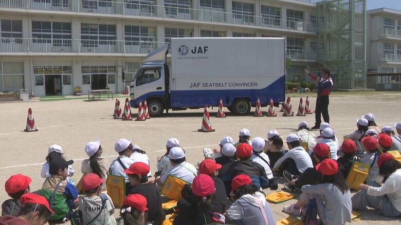 “内輪差”の危険学ぶ…小学校でトラックを使った交通安全教室 高い位置にある運転席から見えない死角も｜FNNプライムオンライン