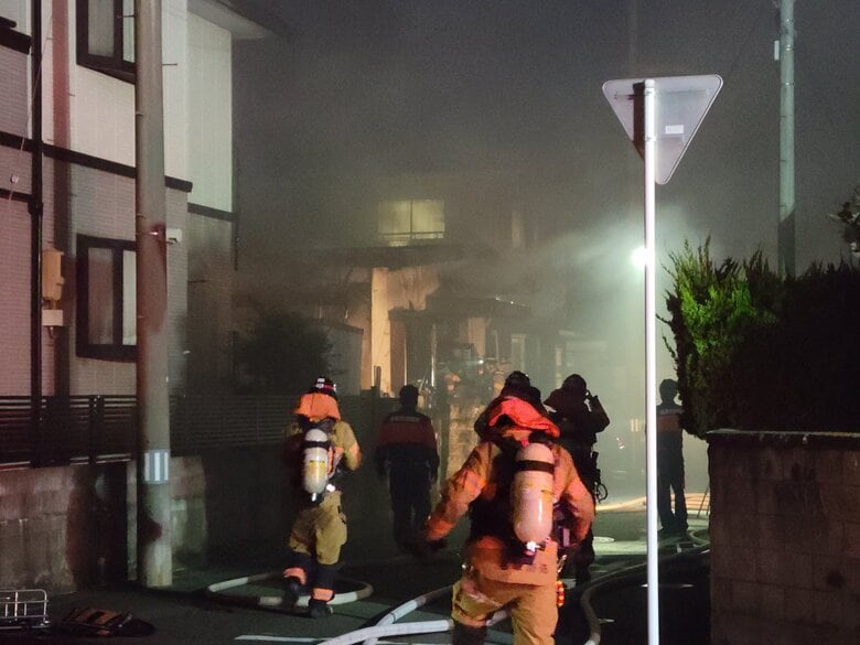【速報】名取市で建物火災　住宅から出火　消防が消火活動中〈宮城〉｜FNNプライムオンライン