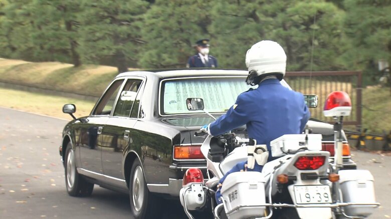 交差点を左折して半蔵門に向かう陛下の車列(28日)