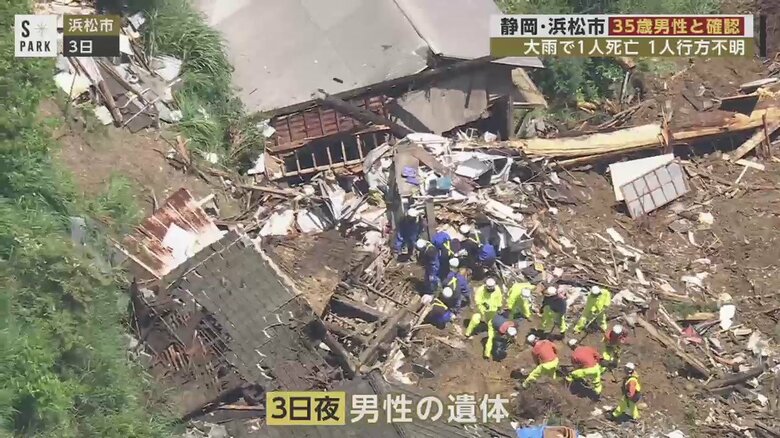 浜松市の土砂崩れ現場。住宅が倒壊し、遺体が見つかった