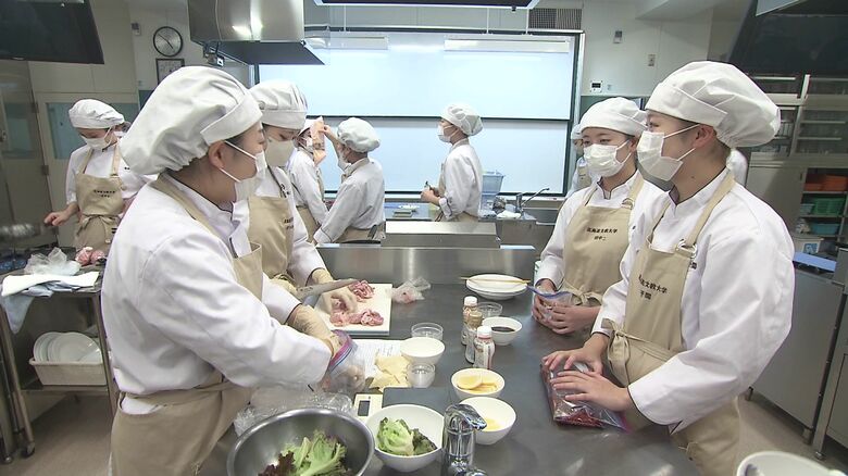 メニューを考案する北海道文教大学・健康栄養学科の学生たち
