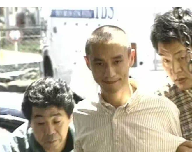 連行される新実智光元死刑囚　1995年