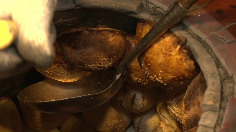 焼かれる胡椒餅