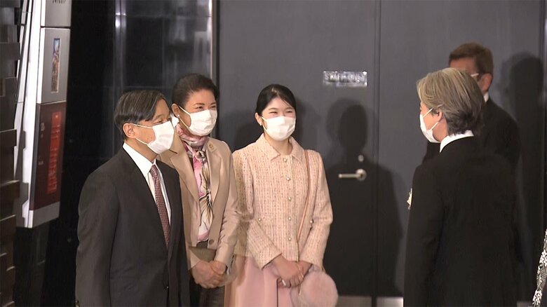 上映会に到着された両陛下と愛子さま（2022年12月28日）