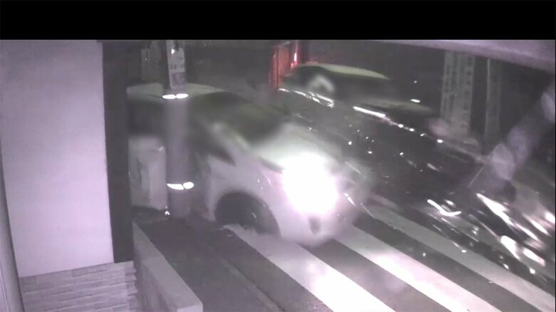 衝突の衝撃で、乗用車は、近くの電柱まではねとばされるような形となった