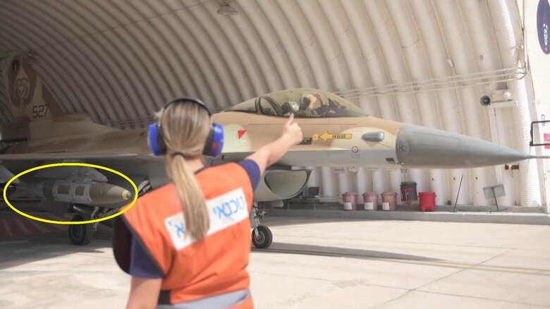 JDAM(GPS誘導爆弾)を吊り下げたイスラエル空軍F-16戦闘機（10月7日）
