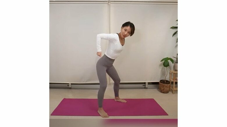 腕をグッと後ろに引く