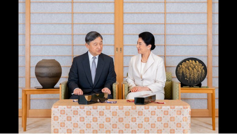 懐紙箱とお盆は輪島塗で壺は珠洲焼　宮内庁提供