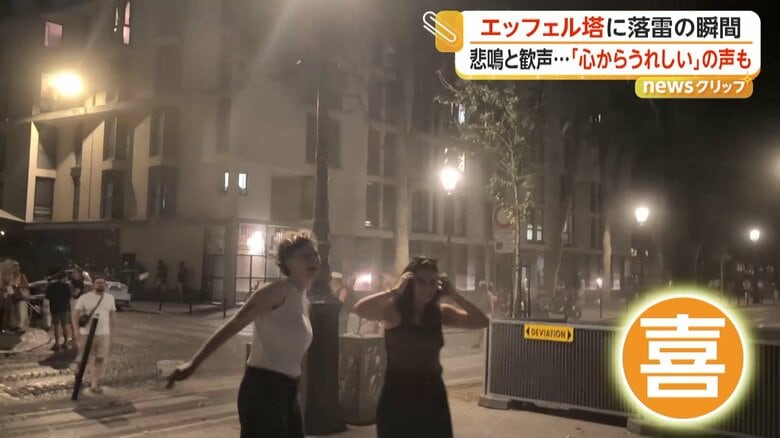 雨が降り、喜ぶ人々