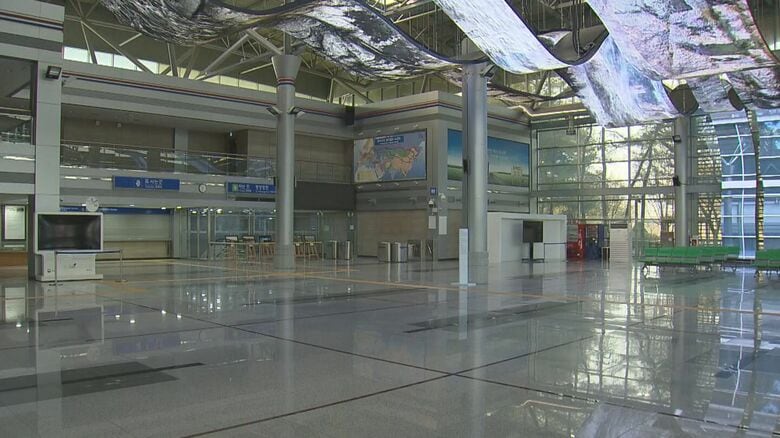 駅構内には改札、待合スペース、観光案内所に加え、「南北出入事務所」が設けられている。