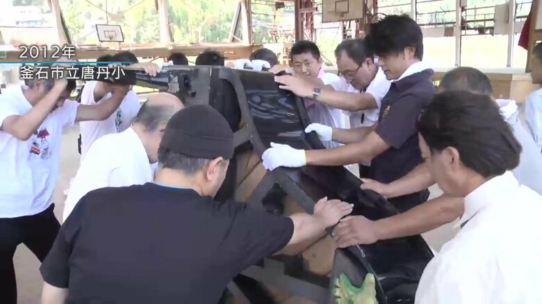 釜石市立唐丹小学校のピアノを運び出す様子（2012年）