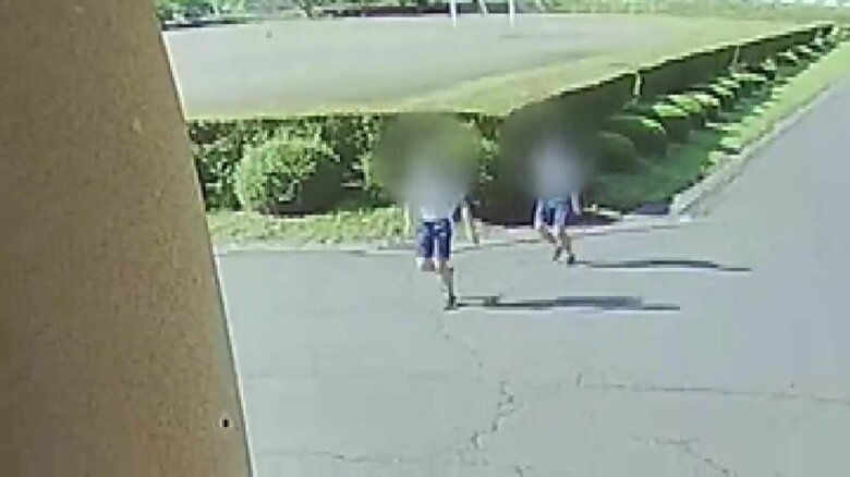 クマに気づき慌てて玄関へ走る生徒（一本木中学校防犯カメラ）