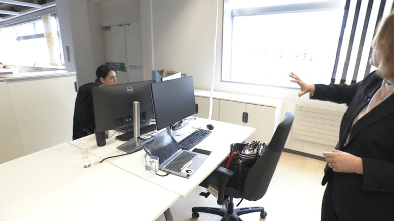 取材当日のファーレ氏のデスク。社長室はなく目の前には仕事をする社員の姿が