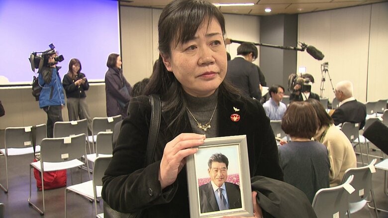 被爆二世の佐藤直子さんは、被爆者の父の遺影を手にしていた