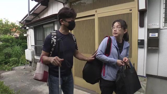 目が見えなくなっていく不安…妻が寄り添う