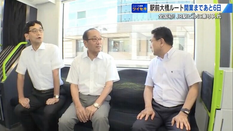 試乗した広島市長（中央）とJR西日本広島支社長（左）
