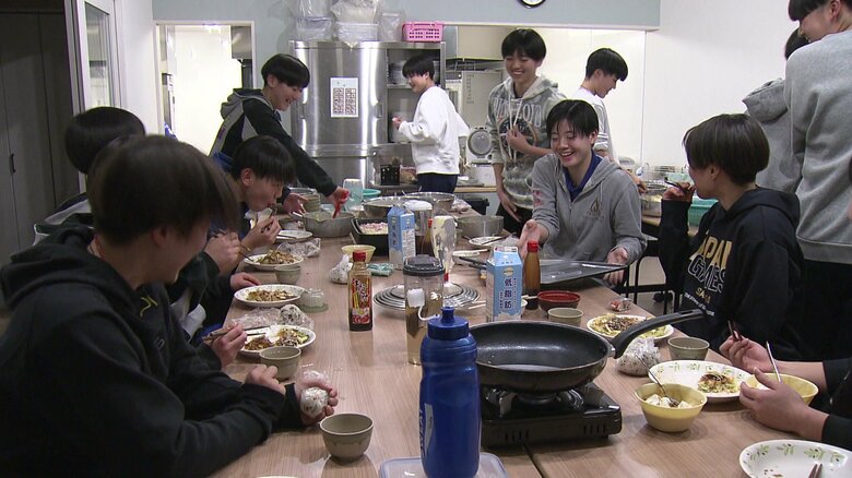 寮生活の夕食は、全員で担当する