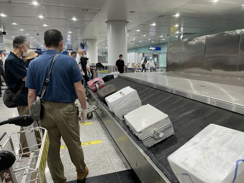 大連空港の手荷物受取所　荷物には消毒液がべったりとついている