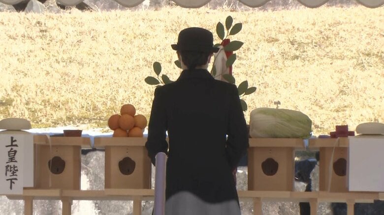 佳子さまは、皇族の代表として儀式に臨み、拝礼された。