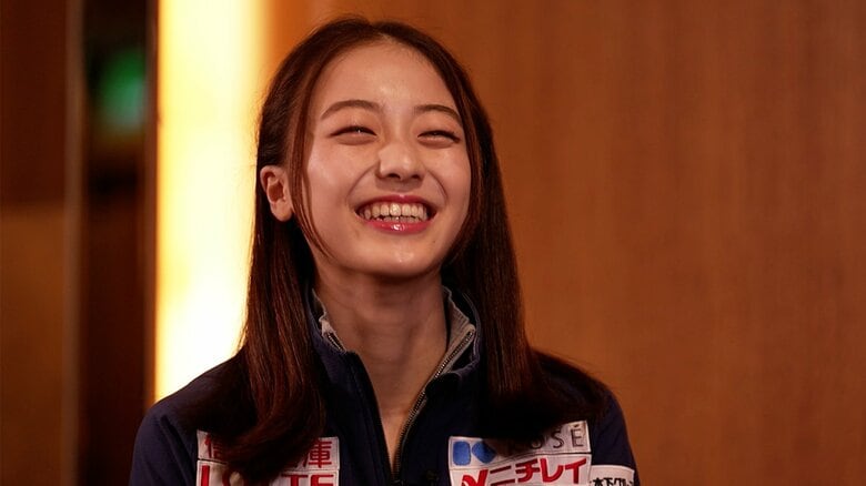 一夜明けてのインタビューで笑顔を見せる上薗