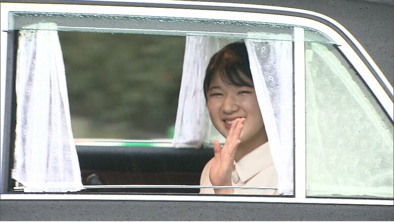 笑顔で皇居を出発された　3月26日