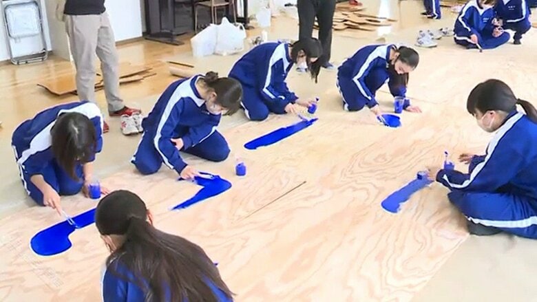 地元の中学生たちが、4代目の看板制作に参加した