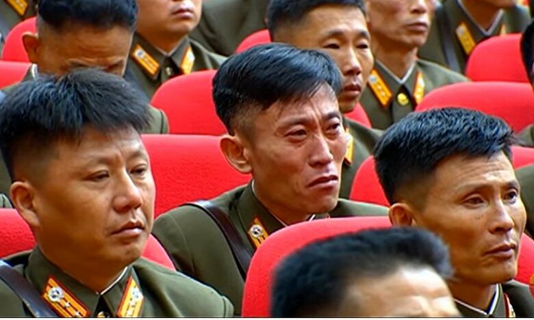 与正氏の演説を聞き、涙ぐむ聴衆