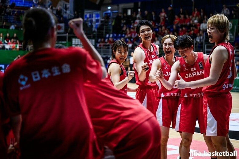 カナダとの激戦を制した日本代表選手ら（11日、ハンガリー・ショプロン）