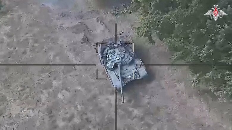 ロシアの自爆ドローンに狙いを定められたウクライナ軍のT-64BV戦車（ロシア国防省・8月9日公開）