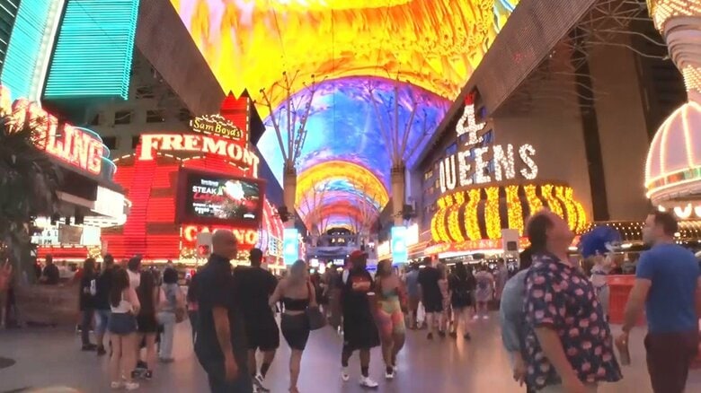 マスクなしでラスベガスの街を楽しむ人々