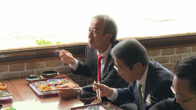 座敷で昼食休憩