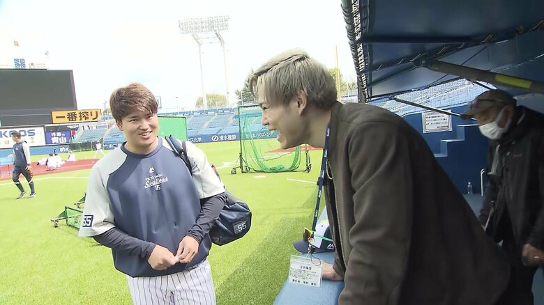 リラックスした表情で談笑する2人（左：村上宗隆）