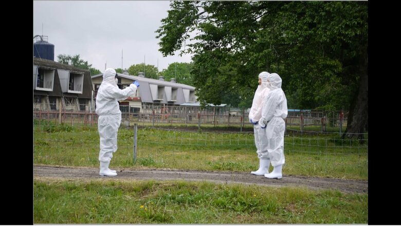 羊の放牧地で記念撮影　提供宮内庁