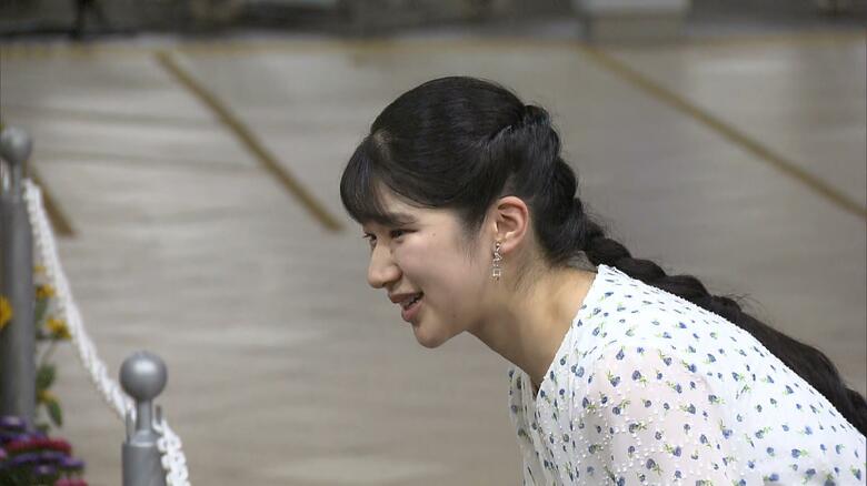 出迎えた人に声を掛けられる愛子さま