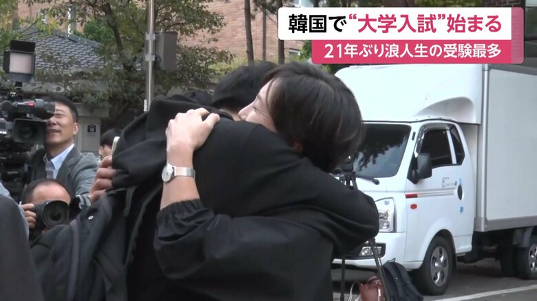 保護者に見送られ会場に入る受験生