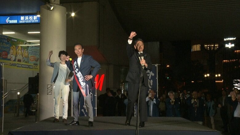 県知事選の演説会で鼓舞する国民民主党・榛葉幹事長（右・5月）