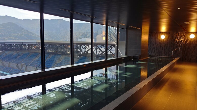 天然温泉ももちろんスタジアムを見渡せる