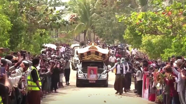 抗議デモに参加中、頭を銃で撃たれて死亡した19歳女性の葬儀