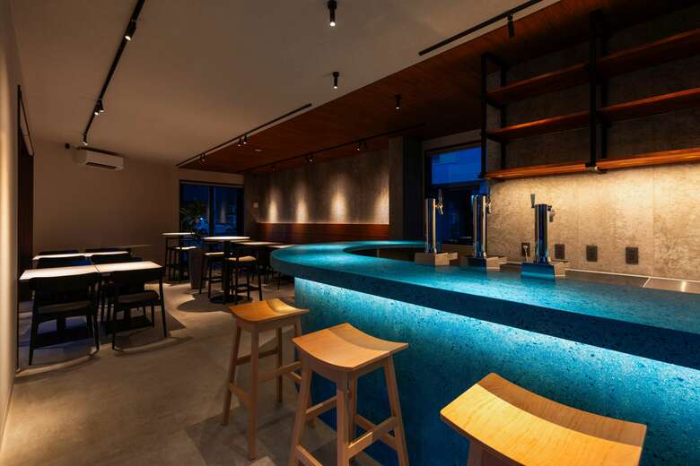 間接照明で癒される空間…。世界で活躍するデザイナーが建物のデザインを監修