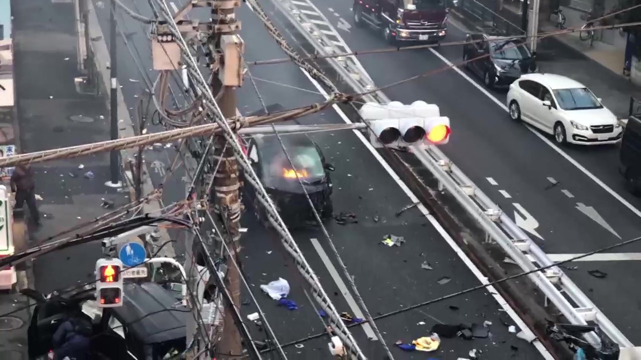 ドーンと音 青梅街道でベンツなど2台が大破 立ち上がる炎も 何が起きた 事故直後の衝撃映像 Fnnプライムオンライン 事故現場に鳴り続けるクラクション の音 道 ｄメニューニュース Nttドコモ