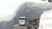 立山黒部アルペンルート全線開通から1カ月　迫力の「雪の大谷」に加えて「みくりが池ブルー」が姿を現しはじめる　「冥土のみやげ」と感嘆する観光客も