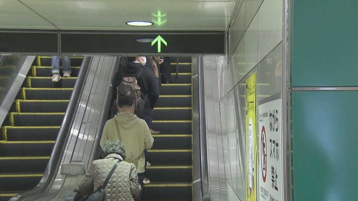 ネットというか街で見た大手町駅で下車した紺のキャップの殿方 昼に仕事帰りかな トップ なんの職業かは知らんが２人共 作業着みたいな同じズボンと靴を穿いてる