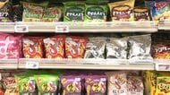 白黒の「かっぱえびせん」東京都内のスーパー店頭に　中東情勢が印刷インクに影響