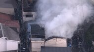 【ヘリ中継】建物内で激しい炎…木造住宅で火災、付近の家屋にも延焼　大阪・守口市