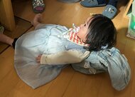 「見事な脱力感」“一升餅”を枕に天を見つめる女の子に爆笑…最初は立ち上ろうと必死だった？当時の様子を聞いた