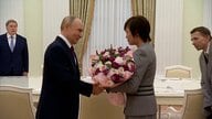 涙ぐむ場面も…安倍昭恵さんロシア“電撃訪問”に「常に歓迎される客人」プーチン大統領が笑顔で花束　厚遇の思惑とは「プロパガンダに使えるか見ている」