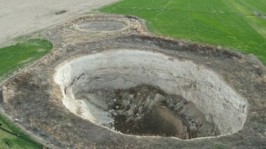 突然、大地に“巨大穴”　相次ぐ陥没穴の発生を予測せよ　トルコ中部で家がひび割れ傾く…