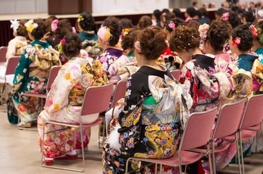緊急事態宣言で「成人式」の変更・中止が相次ぐ中、新宿区が“会場開催”にこだわる理由