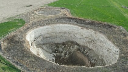 突然、大地に“巨大穴”　相次ぐ陥没穴の発生を予測せよ　トルコ中部で家がひび割れ傾く被害も　地下水枯渇が生む危機